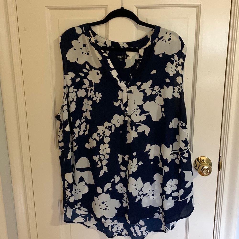 Sleeveless polyester blouse